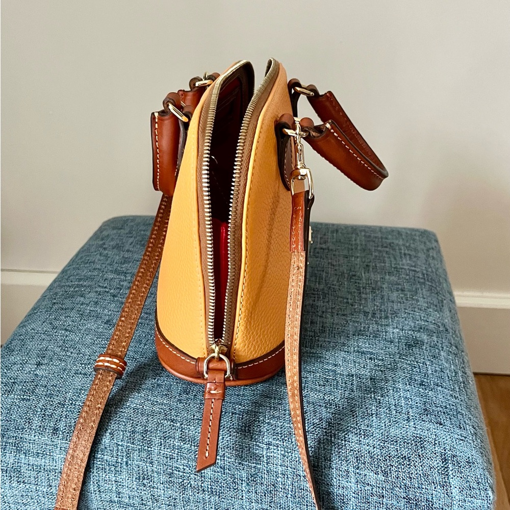Small Dooney & Bourke Canteloupe Pebbled Leather Dome Zip Zip with Brown Trim - Picture 3 of 9